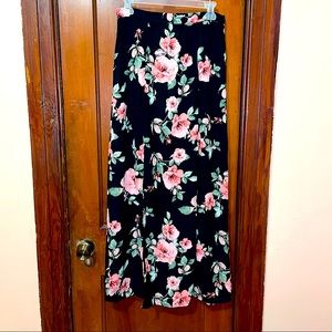 Black floral maxi skirt with slits 🖤🌺